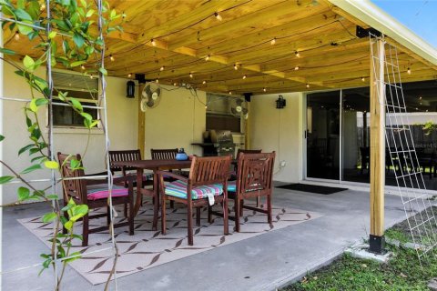 House in Saint Petersburg, Florida 4 bedrooms, 145.86 sq.m. № 1826959 - photo 3