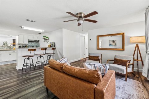 House in Saint Petersburg, Florida 4 bedrooms, 145.86 sq.m. № 1826959 - photo 6
