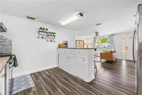 House in Saint Petersburg, Florida 4 bedrooms, 145.86 sq.m. № 1826959 - photo 11