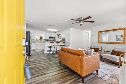 House in Saint Petersburg, Florida 4 bedrooms, 145.86 sq.m. № 1826959 - photo 4