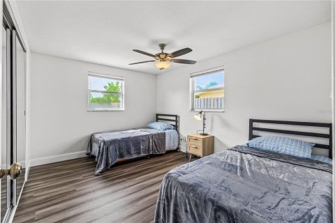 House in Saint Petersburg, Florida 4 bedrooms, 145.86 sq.m. № 1826959 - photo 24