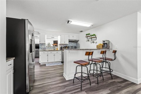 House in Saint Petersburg, Florida 4 bedrooms, 145.86 sq.m. № 1826959 - photo 8