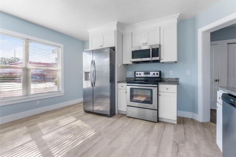 House in Tampa, Florida 3 bedrooms, 116.69 sq.m. № 1909955 - photo 6