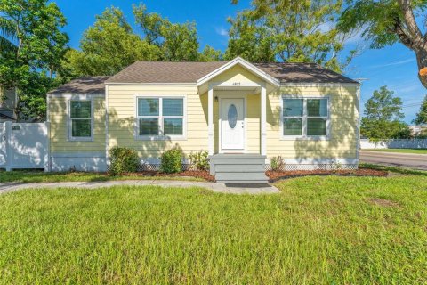 House in Tampa, Florida 3 bedrooms, 116.69 sq.m. № 1909955 - photo 1