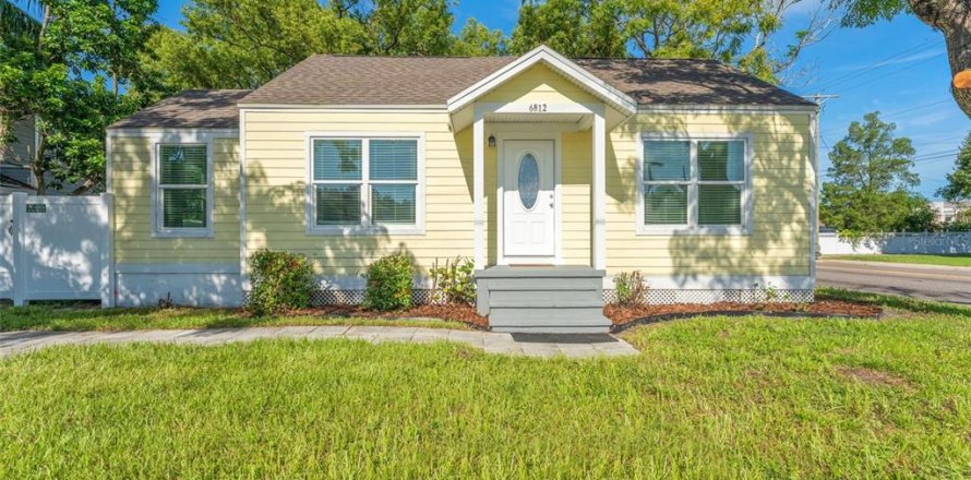 House in Tampa, Florida 3 bedrooms, 116.69 sq.m. № 1909955