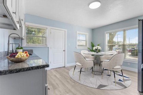 House in Tampa, Florida 3 bedrooms, 116.69 sq.m. № 1909955 - photo 4