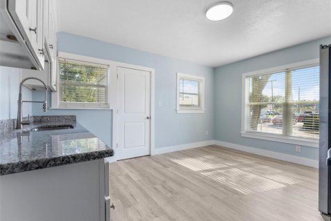 House in Tampa, Florida 3 bedrooms, 116.69 sq.m. № 1909955 - photo 5