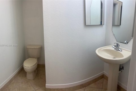 Снять в аренду таунхаус в Майами, Флорида 3 спальни, 166.57м2, № 2024508 - фото 4