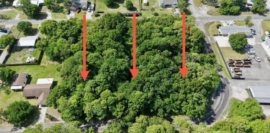 Commercial property in St. Lucie, Florida № 2176960