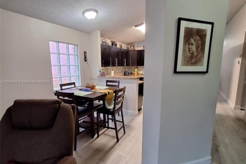 House in Pembroke Pines, Florida 3 bedrooms, 154.5 sq.m. № 1725930 - photo 12