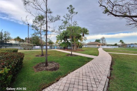 House in Pembroke Pines, Florida 3 bedrooms, 154.5 sq.m. № 1725930 - photo 3