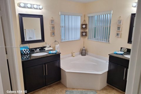 House in Pembroke Pines, Florida 3 bedrooms, 154.5 sq.m. № 1725930 - photo 8