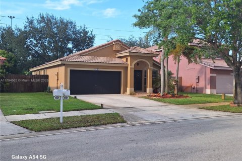 House in Pembroke Pines, Florida 3 bedrooms, 154.5 sq.m. № 1725930 - photo 1