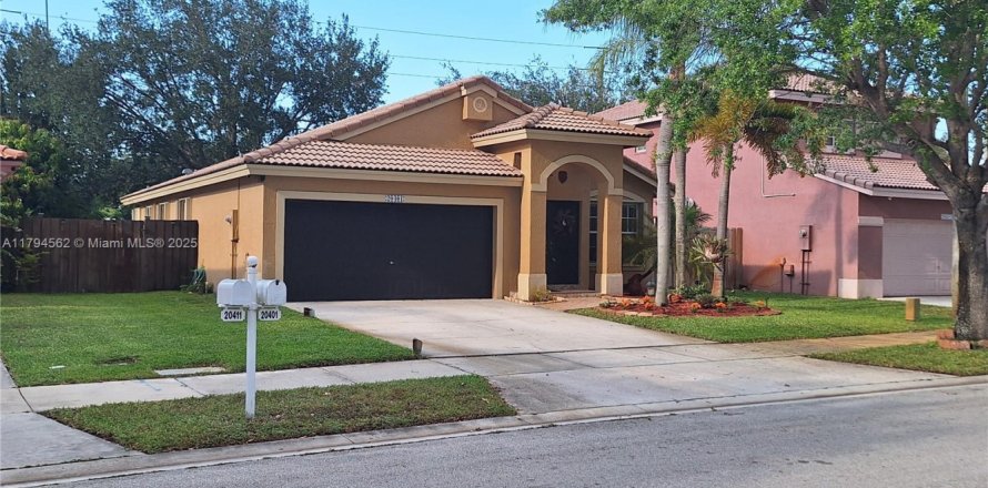 House in Pembroke Pines, Florida 3 bedrooms, 154.5 sq.m. № 1725930