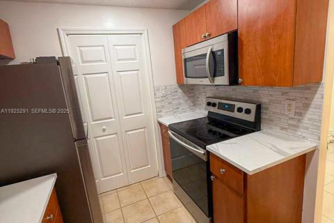 Снять в аренду кондоминиум в Дорал, Флорида 2 спальни, 103.59м2, № 1983870 - фото 10