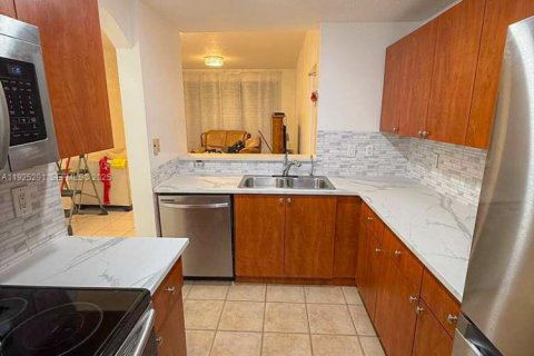 Снять в аренду кондоминиум в Дорал, Флорида 2 спальни, 103.59м2, № 1983870 - фото 8