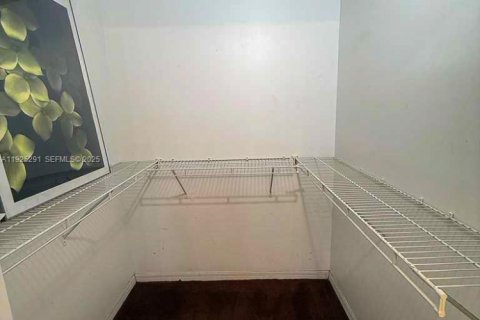 Снять в аренду кондоминиум в Дорал, Флорида 2 спальни, 103.59м2, № 1983870 - фото 17