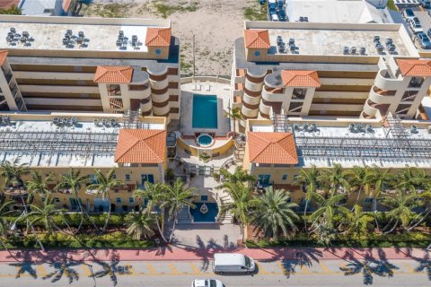 Снять в аренду кондоминиум в Серфсайд, Флорида 1 спальня, 77.11м2, № 2015973 - фото 2