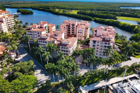 Condo in Coral Gables, Florida, 3 bedrooms  № 1697592 - photo 1