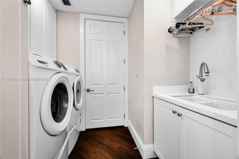 Condo in Coral Gables, Florida, 3 bedrooms  № 1697592 - photo 19
