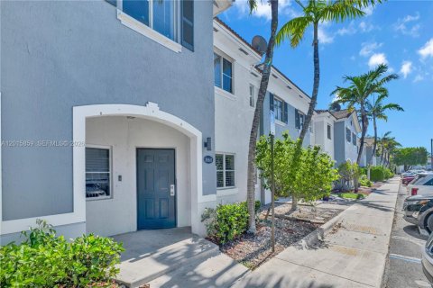 Townhouse in Homestead, Florida 3 bedrooms, 140.19 sq.m. № 2154483 - photo 3