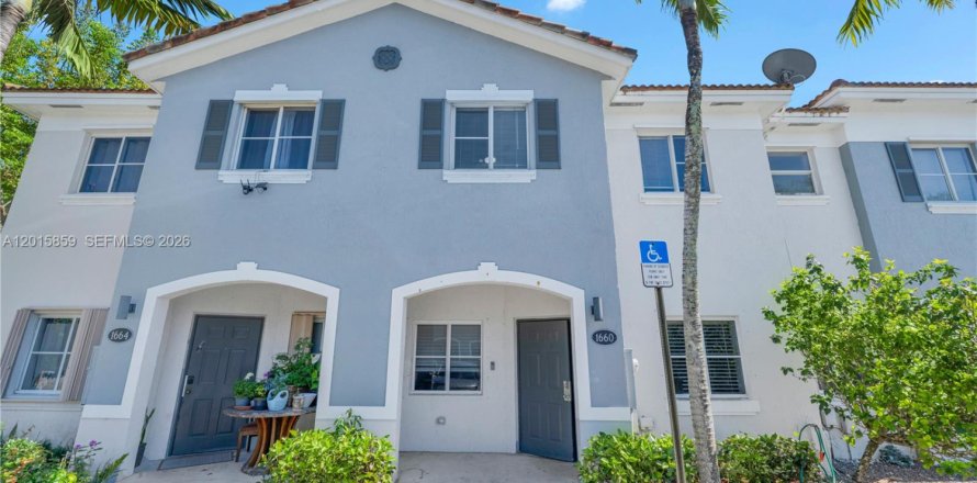 Townhouse in Homestead, Florida 3 bedrooms, 140.19 sq.m. № 2154483