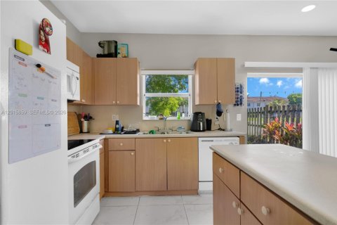 Townhouse in Homestead, Florida 3 bedrooms, 140.19 sq.m. № 2154483 - photo 12