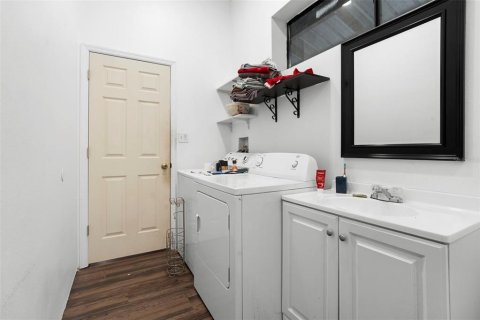 House in DeLand, Florida 3 bedrooms, 231.88 sq.m. № 2131599 - photo 23