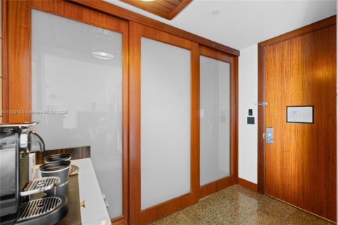 Condo in Bal Harbour, Florida, 1 bedroom  № 1863625 - photo 6