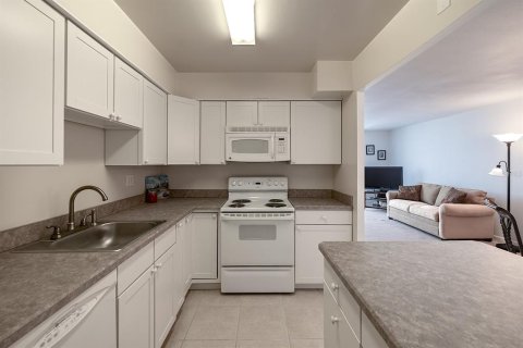 Condo in Daytona Beach, Florida, 1 bedroom  № 1855576 - photo 2