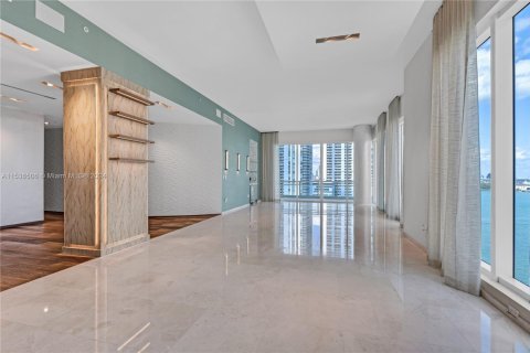 Condominio en venta en Miami, Florida, 5 dormitorios, 335.19 m2 № 1937973 - foto 16