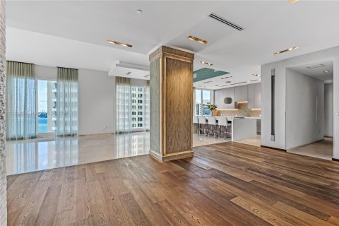 Condominio en venta en Miami, Florida, 5 dormitorios, 335.19 m2 № 1937973 - foto 18