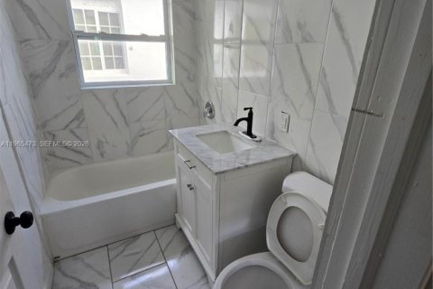 Immobilier commercial à West Palm Beach, Floride 145.67 m2 № 2027031