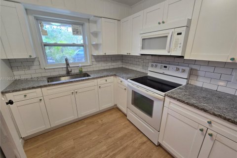 Immobilier commercial à vendre à West Palm Beach, Floride: 145.67 m2 № 2027031 - photo 2