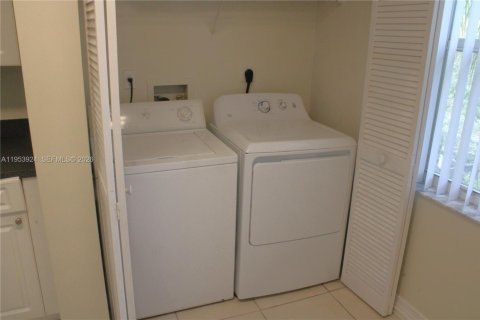 Купить кондоминиум в Пемброк-Пайнс, Флорида 2 спальни, 101.36м2, № 2008263 - фото 14