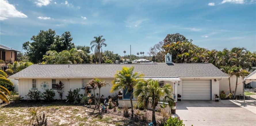 House in Nokomis, Florida 2 bedrooms, 138.8 sq.m. № 2093765