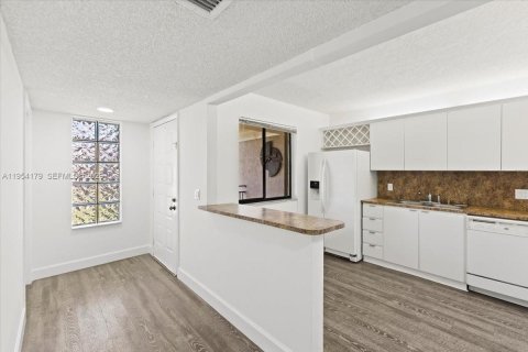 Купить кондоминиум в Уэстон, Флорида 2 спальни, 114.36м2, № 2008962 - фото 8