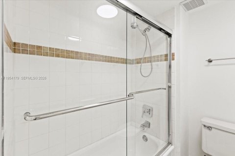 Купить кондоминиум в Уэстон, Флорида 2 спальни, 114.36м2, № 2008962 - фото 19