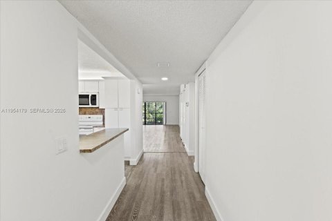 Купить кондоминиум в Уэстон, Флорида 2 спальни, 114.36м2, № 2008962 - фото 6