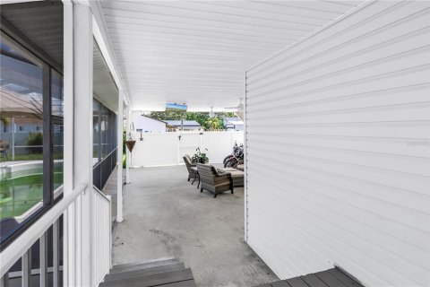 House in Saint Petersburg, Florida 3 bedrooms, 135.82 sq.m. № 1795908 - photo 25