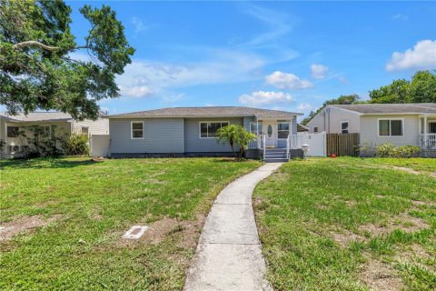 House in Saint Petersburg, Florida 3 bedrooms, 135.82 sq.m. № 1795908 - photo 2