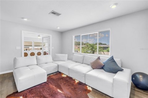 House in Saint Petersburg, Florida 3 bedrooms, 135.82 sq.m. № 1795908 - photo 10