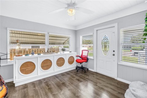 House in Saint Petersburg, Florida 3 bedrooms, 135.82 sq.m. № 1795908 - photo 6