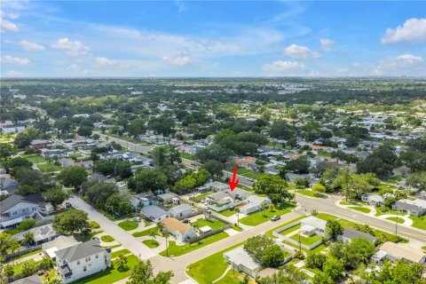 House in Saint Petersburg, Florida 3 bedrooms, 135.82 sq.m. № 1795908 - photo 4