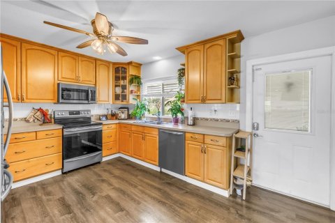 House in Saint Petersburg, Florida 3 bedrooms, 135.82 sq.m. № 1795908 - photo 16