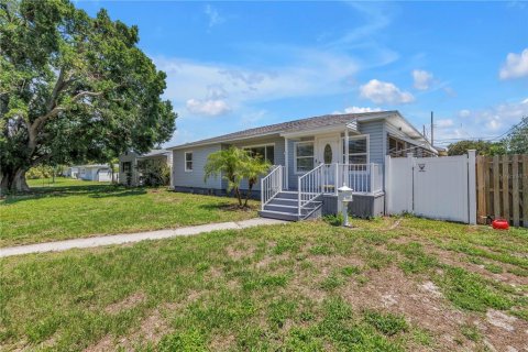 House in Saint Petersburg, Florida 3 bedrooms, 135.82 sq.m. № 1795908 - photo 1