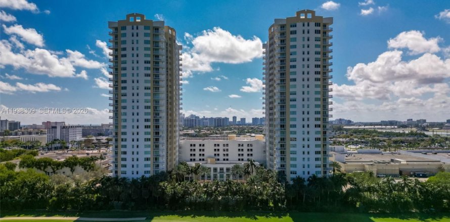 Кондоминиум с 2 спальнями в Халландейл-Бич, Флорида № 1998333