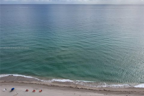 Снять в аренду кондоминиум в Холливуд, Флорида 2 спальни, 130.06м2, № 1973578 - фото 3