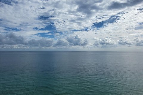 Снять в аренду кондоминиум в Холливуд, Флорида 2 спальни, 130.06м2, № 1973578 - фото 2