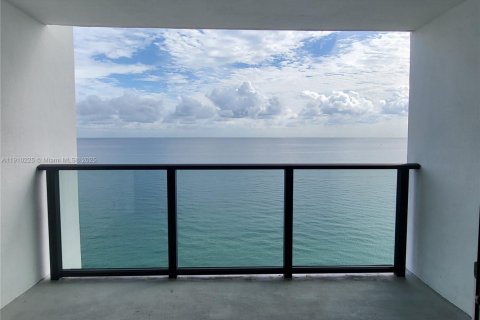 Снять в аренду кондоминиум в Холливуд, Флорида 2 спальни, 130.06м2, № 1973578 - фото 1